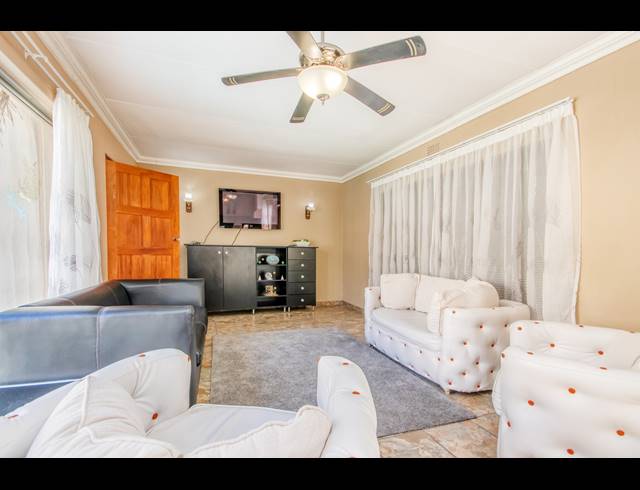 5 BEDROOM FREEHOLD FOR SALE IN MORET